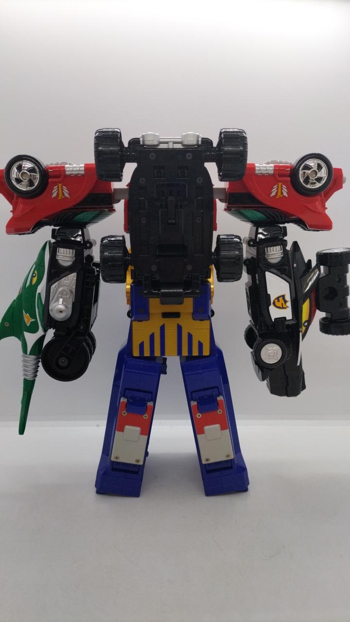 ゴーオンジャー ゴローダーGT。 ホイールから整ったプロポーションになるのが