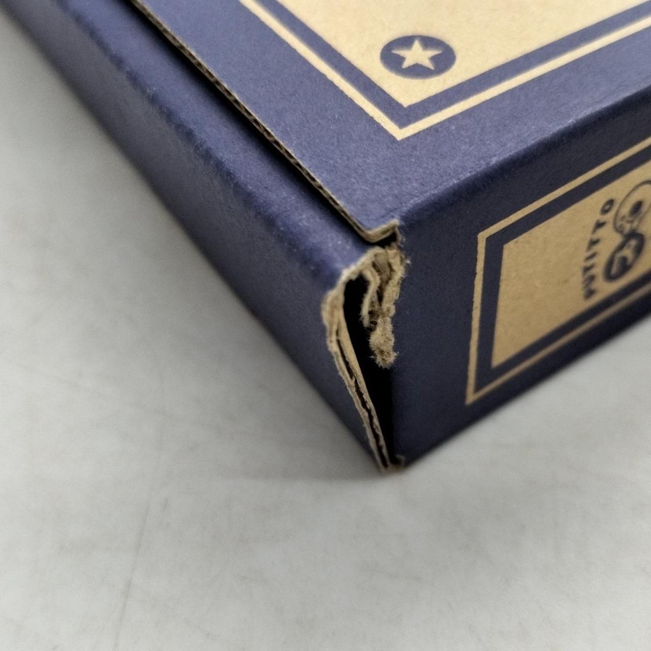 箱に少々破れがあります。