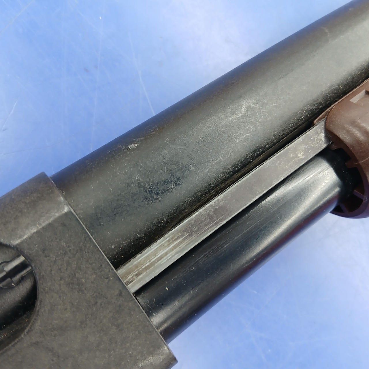 銃身コッキングによるスレ傷あり
