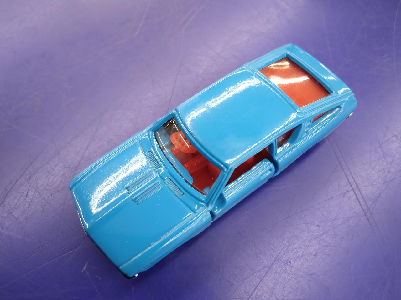 屋根上にスレ傷あります