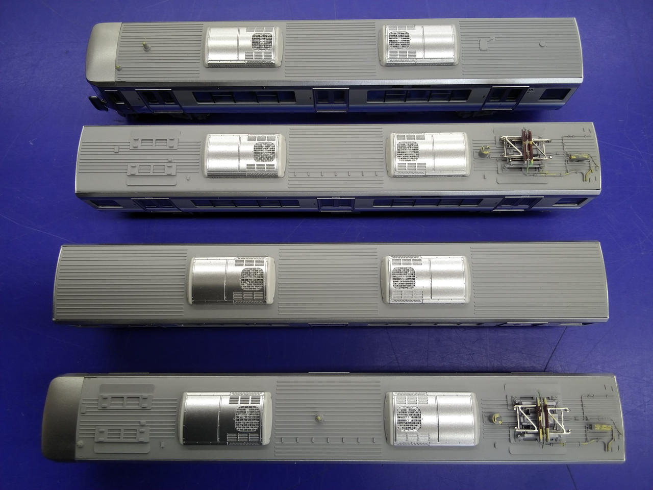 アンテナ・屋根上機器部分色差しあります