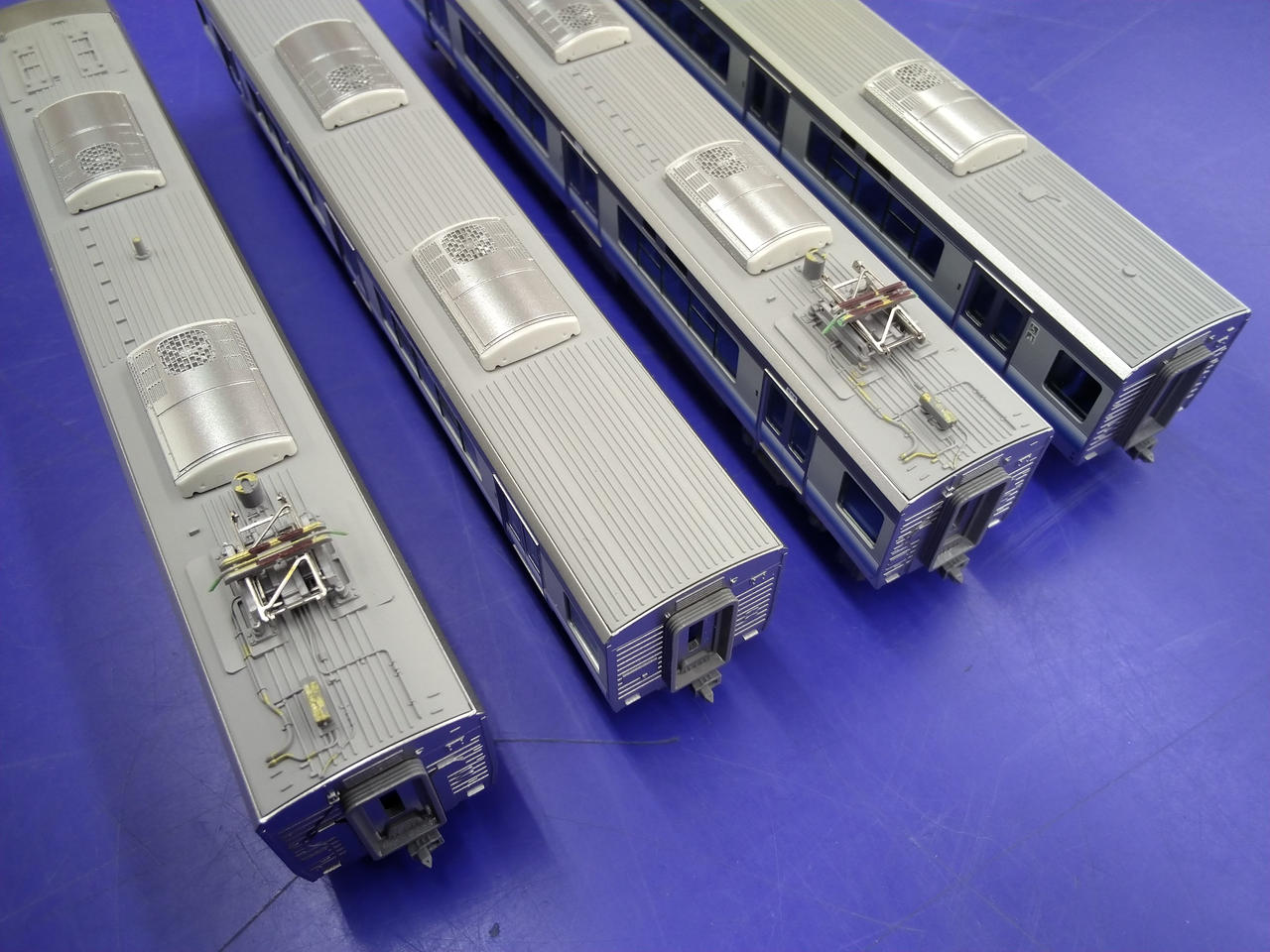 アンテナ・屋根上機器部分に色差しあり