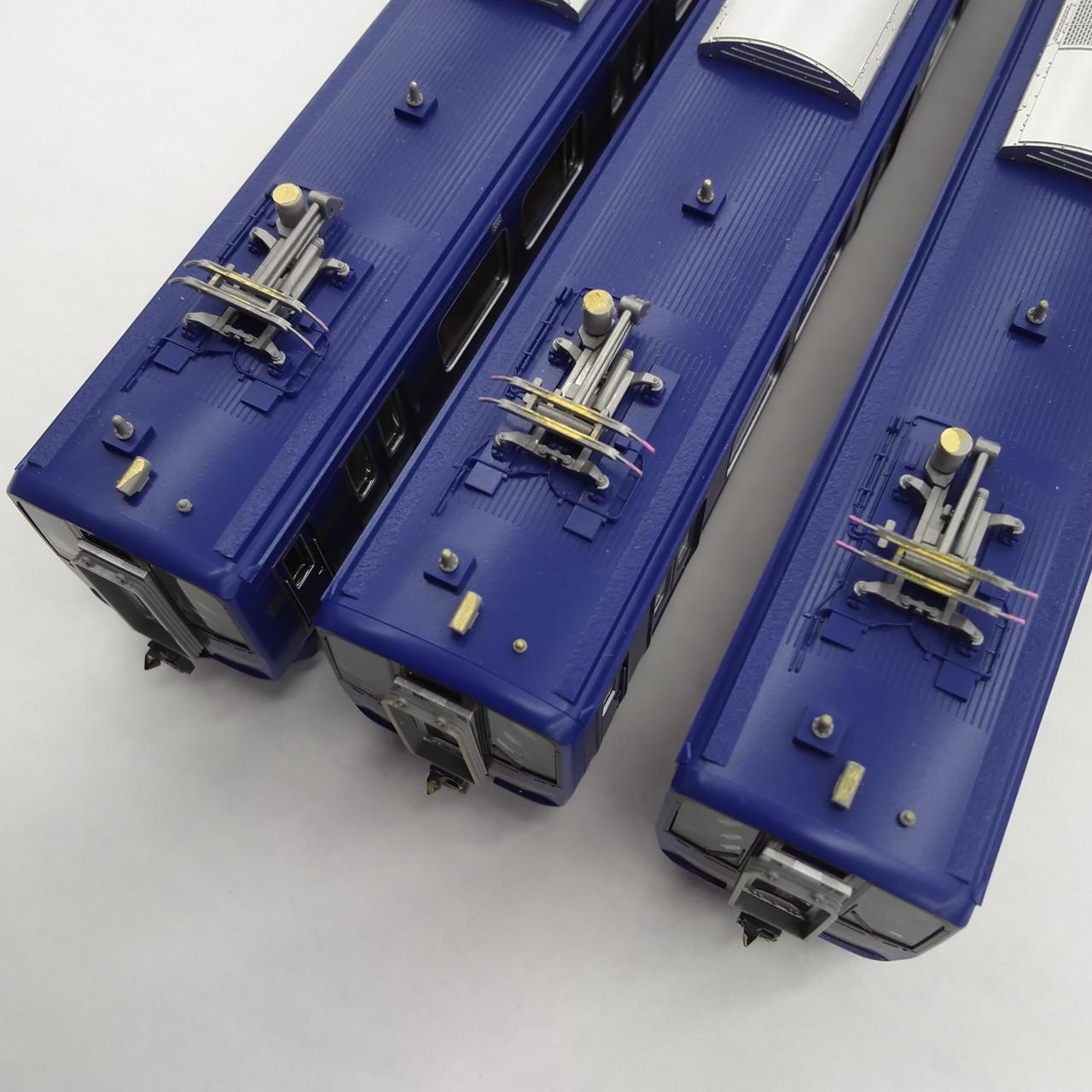 パンタ等屋根上機器に色差しあり