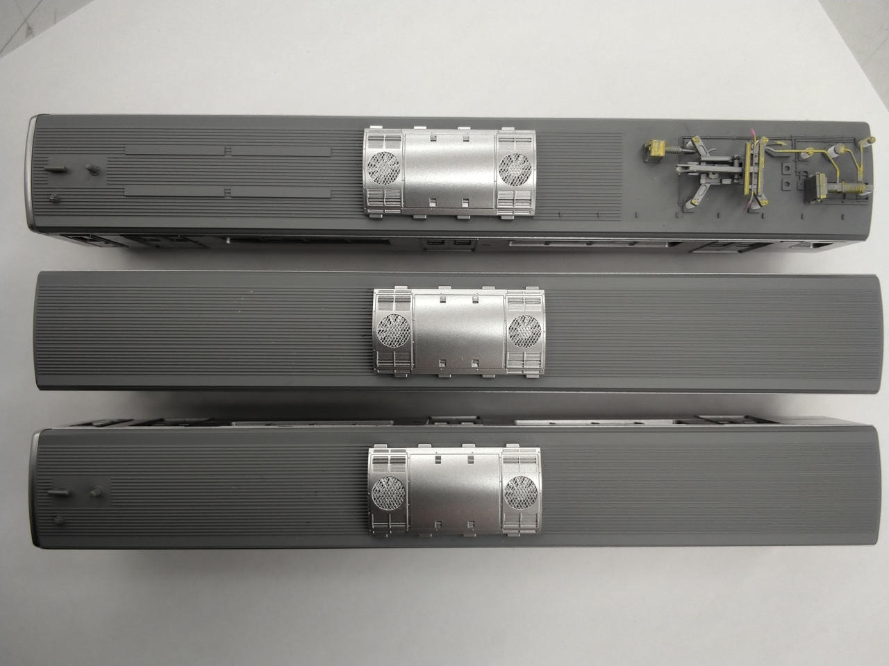 パンタグラフ・アンテナ等屋根上色差しあり