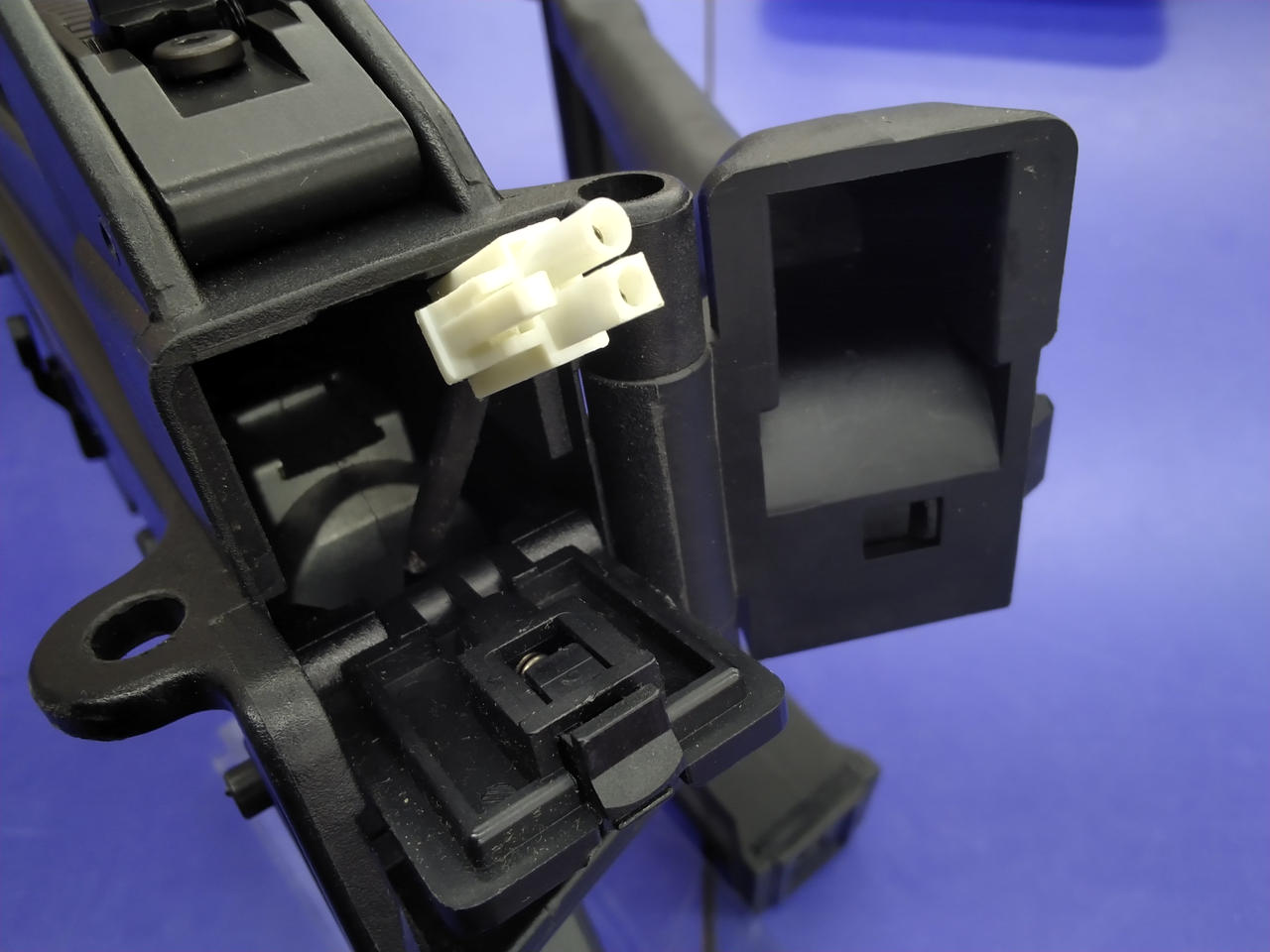 バッテリー接続部