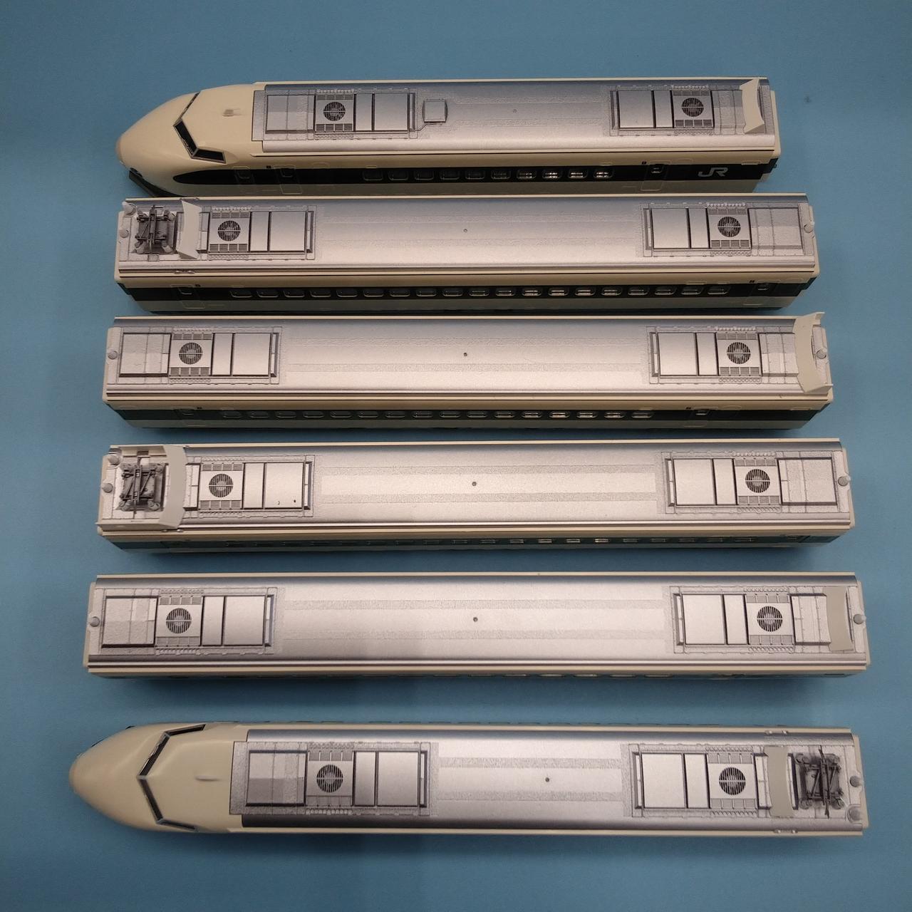 2号車屋根上パンタグラフに破損あります