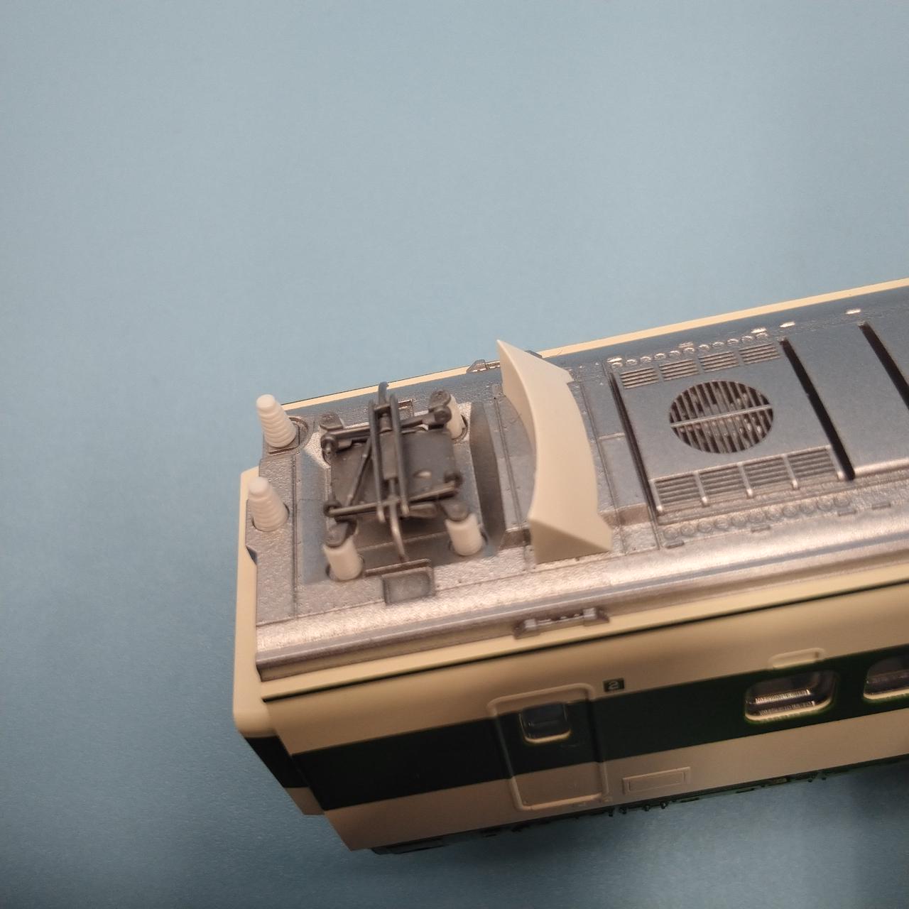 2号車屋根上パンタグラフ破損あり