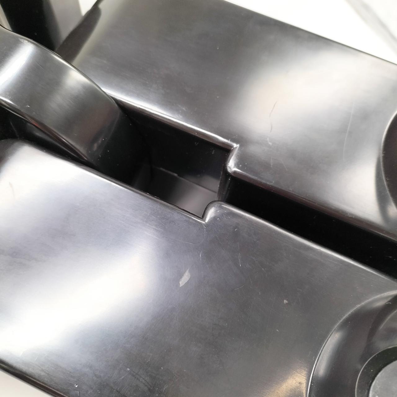 本体に傷みが見られます