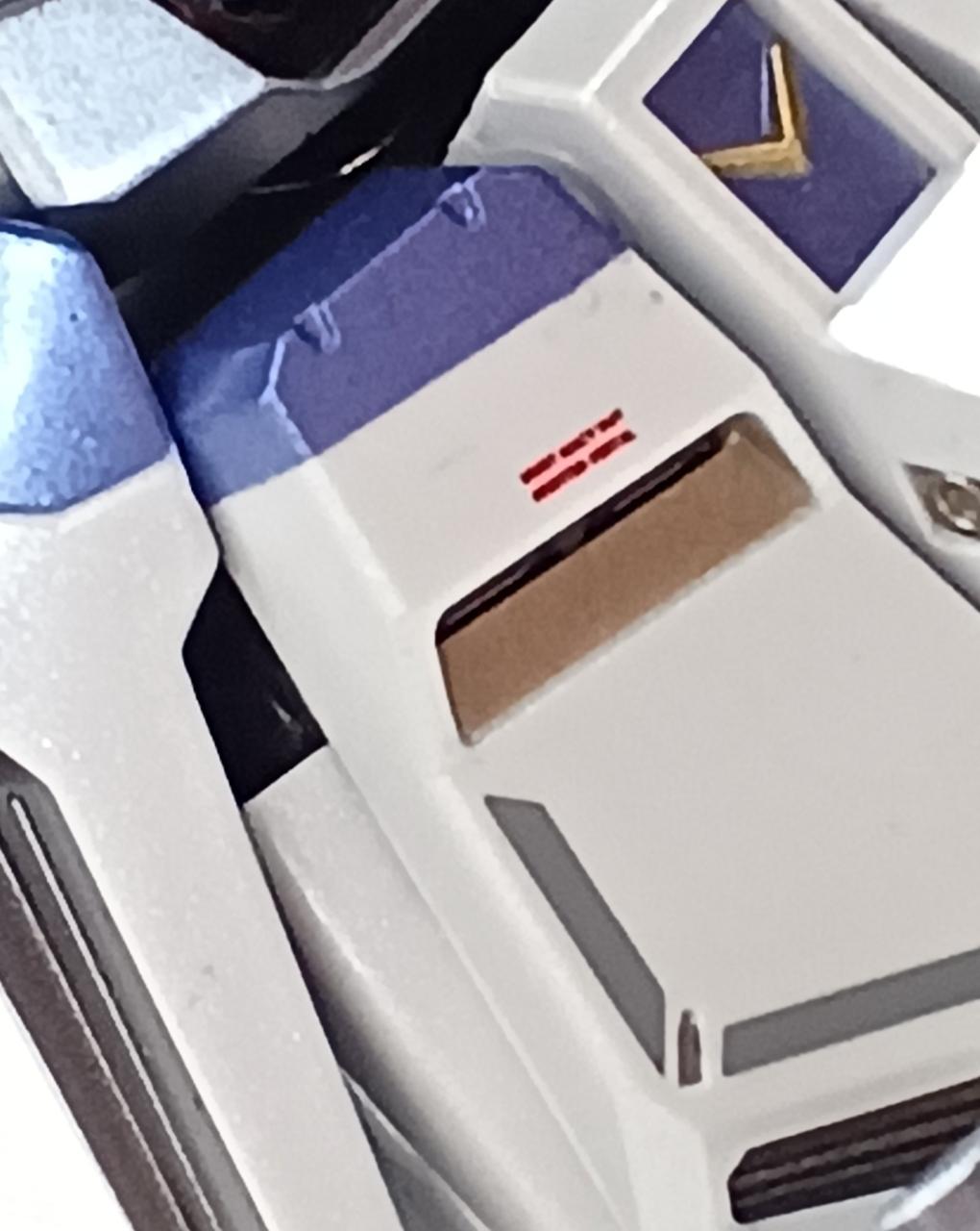 紫と白の境界あたりに汚れあり