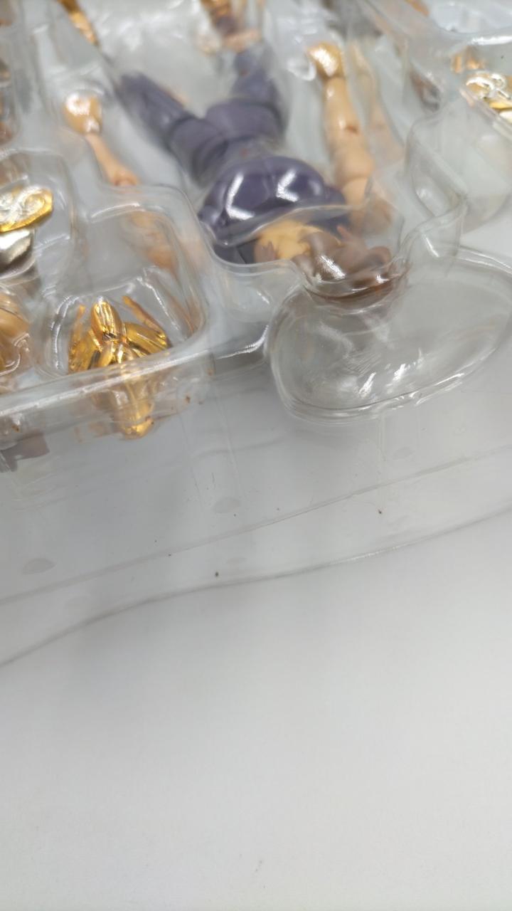 テープ汚れあり。