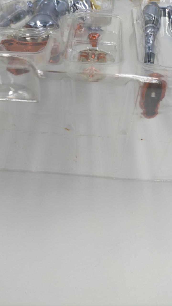 テープ汚れあり。