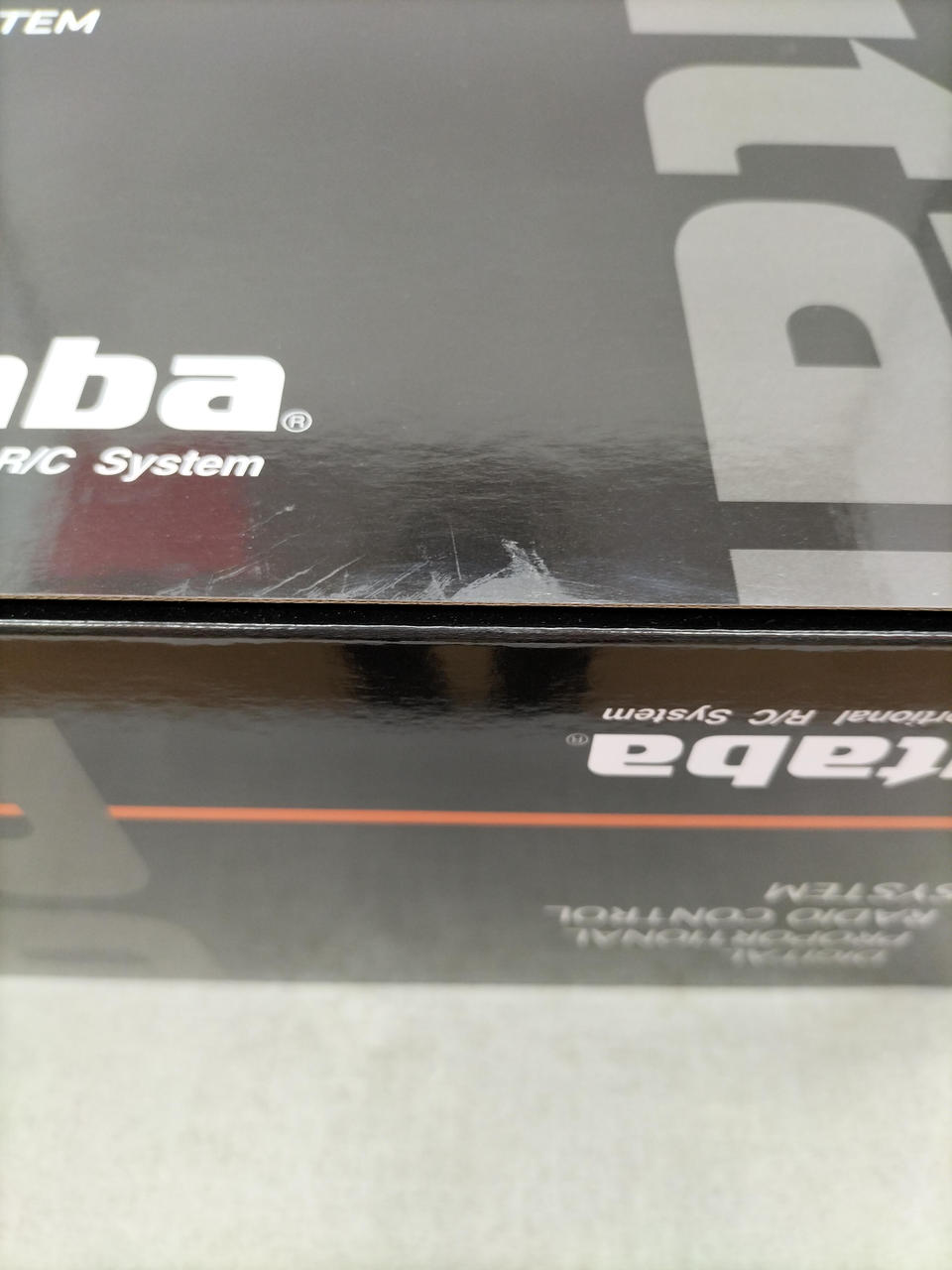 箱にダメージがあります