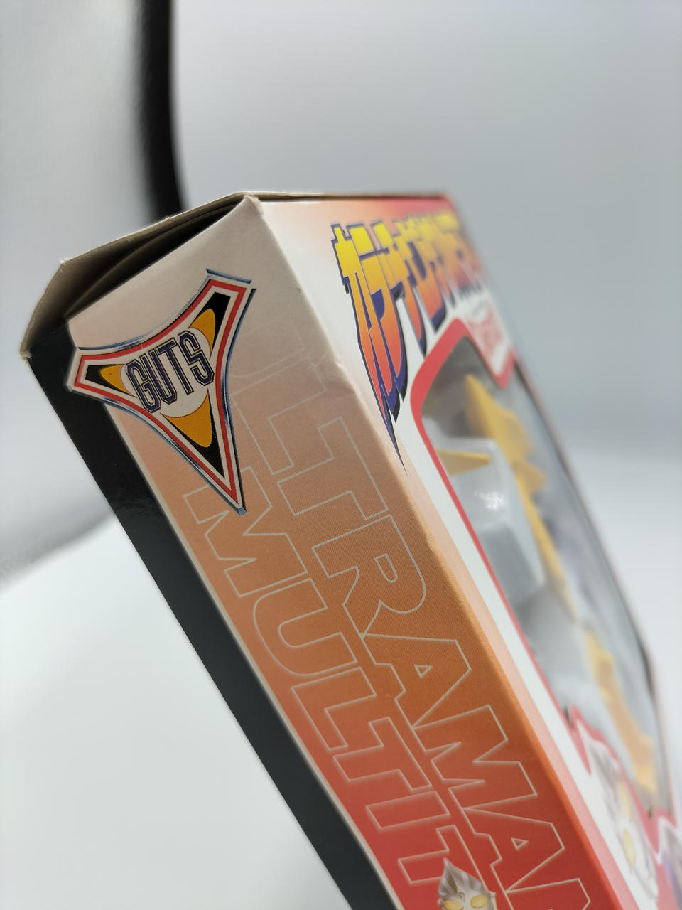 箱に凹みがあります