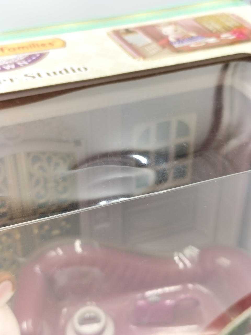 箱に凹みがあります