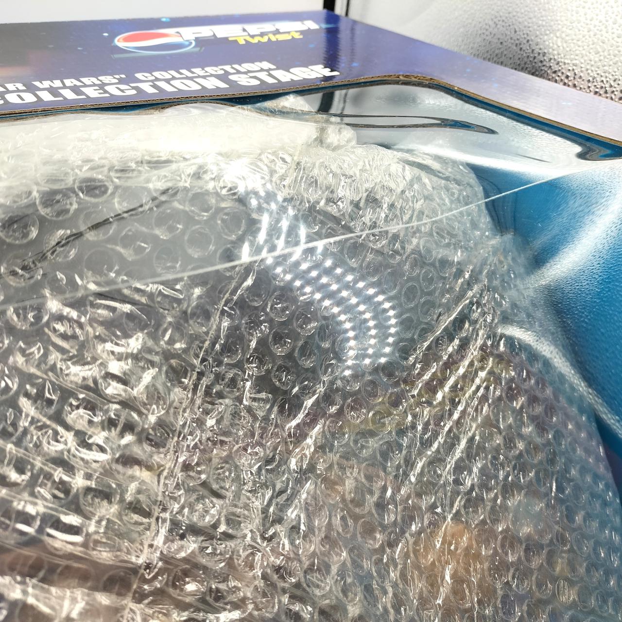 外箱フィルムにたわみがあります。