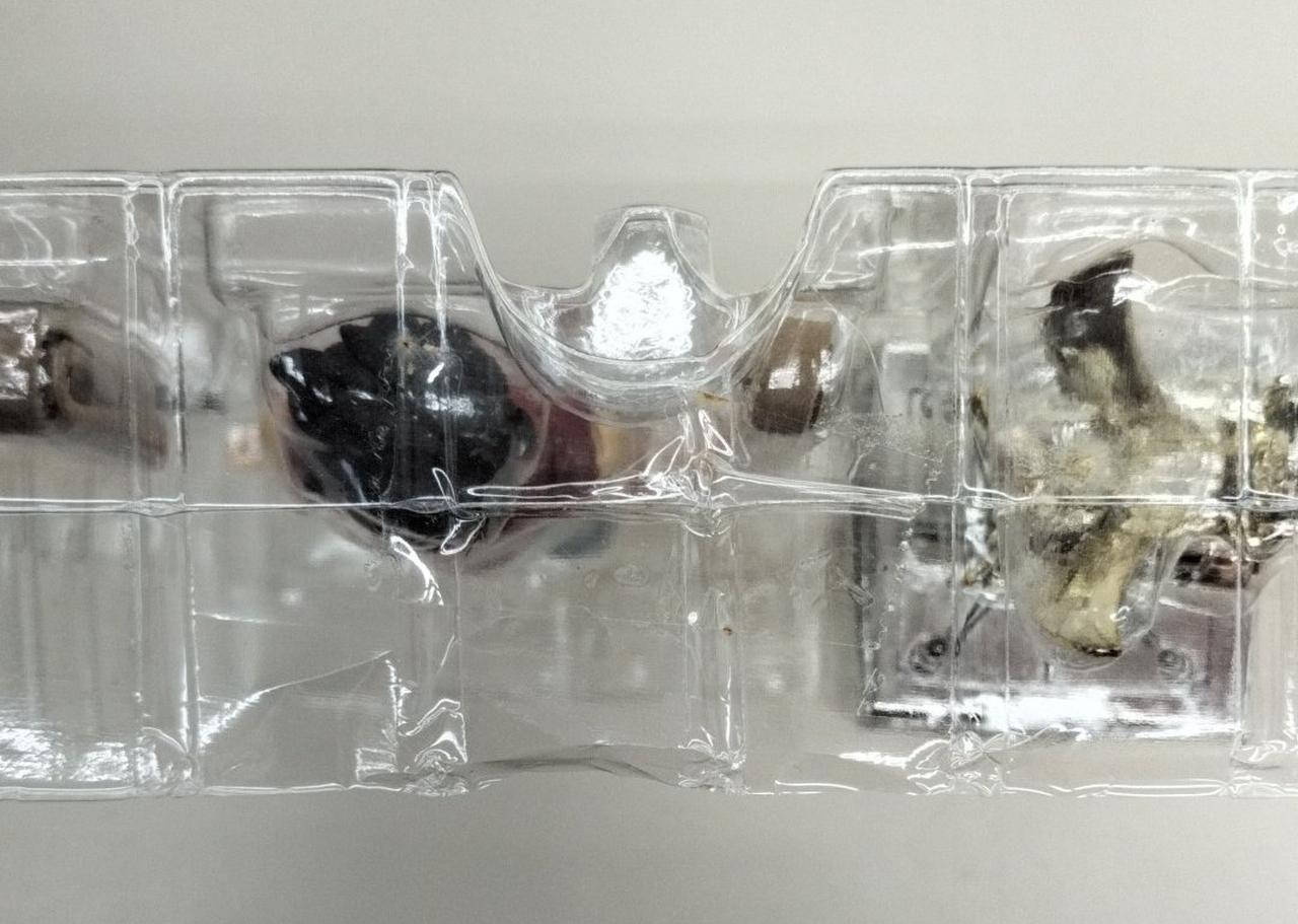 テープ汚れあり。