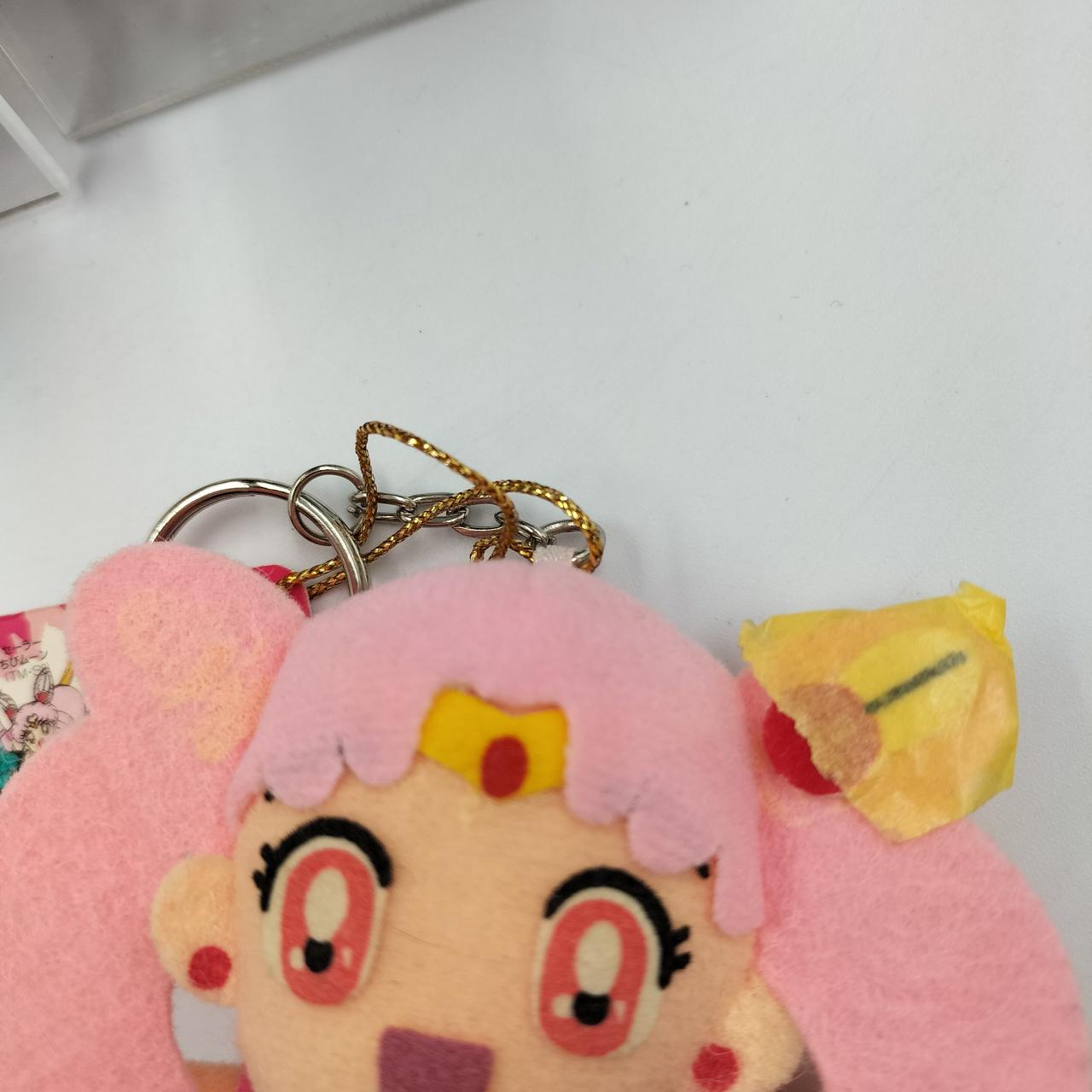 髪飾り、片方なく片側はテープで貼られてる