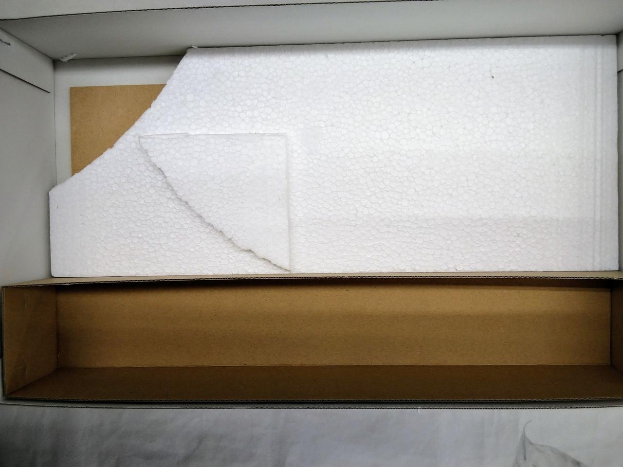発泡スチロールに割れあります。