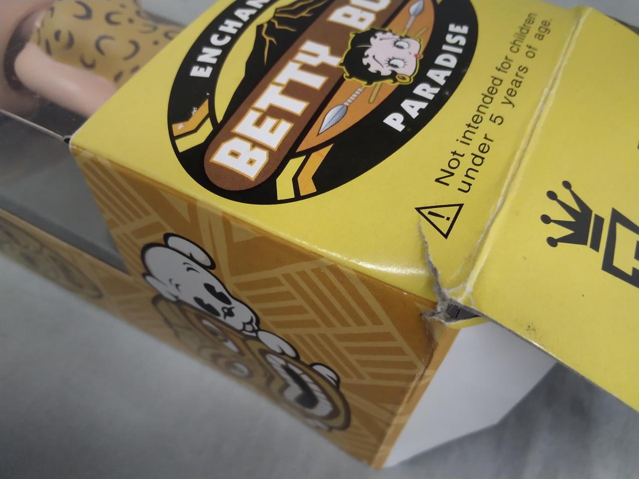 箱イタミあります