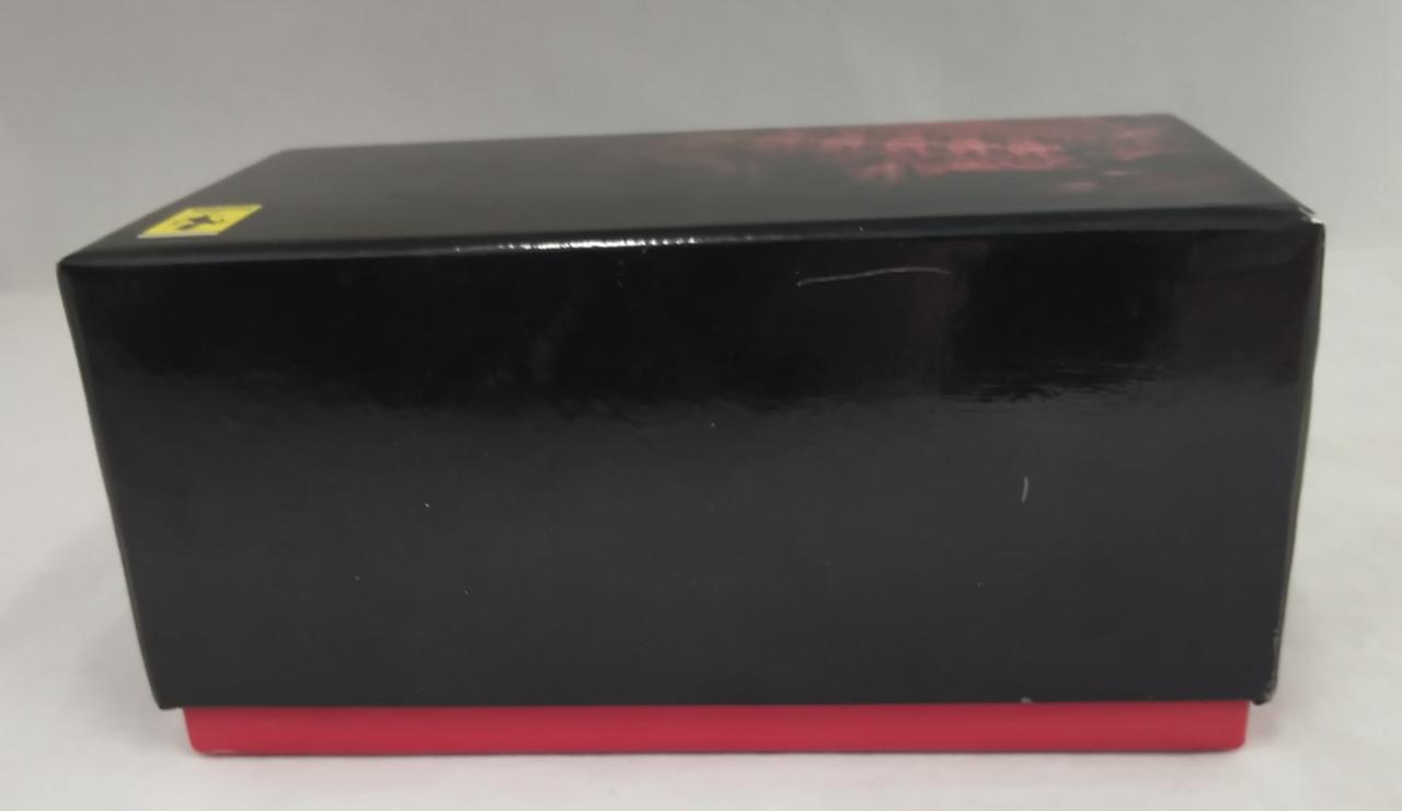 箱にイタミあります