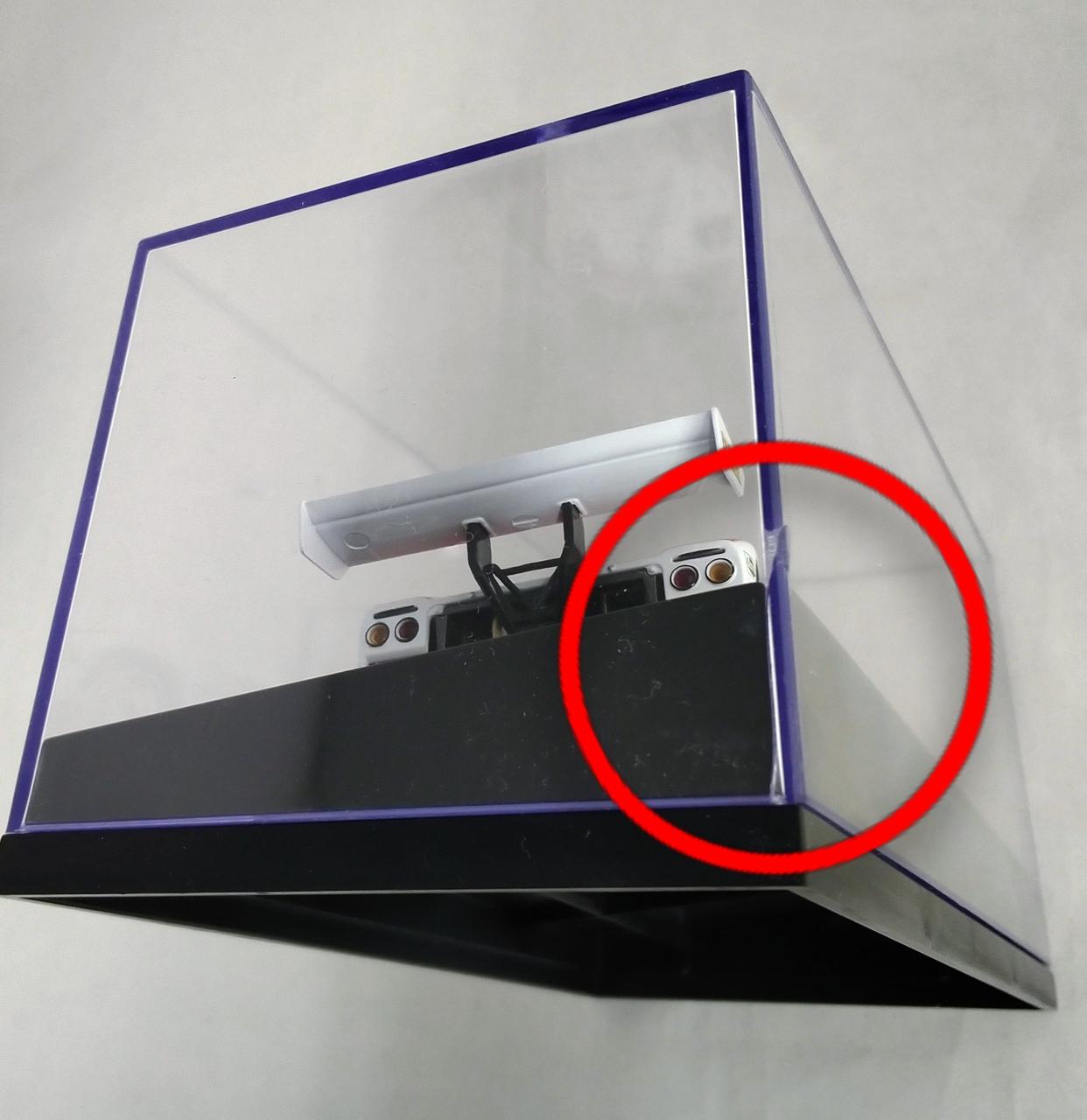 ケースにヒビがあります