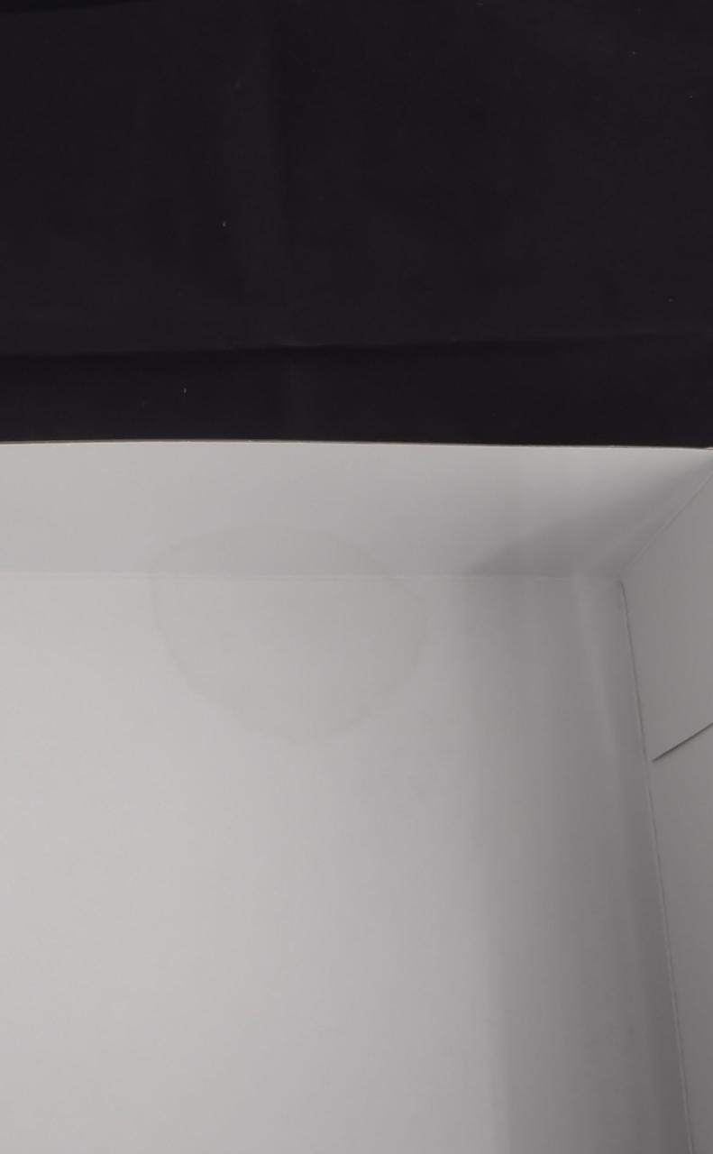 箱の内側にシミあります