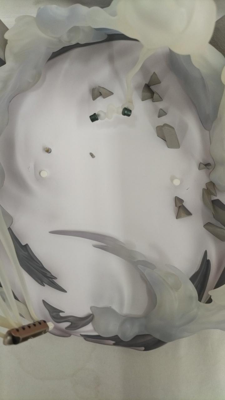 台座に複数傷有り