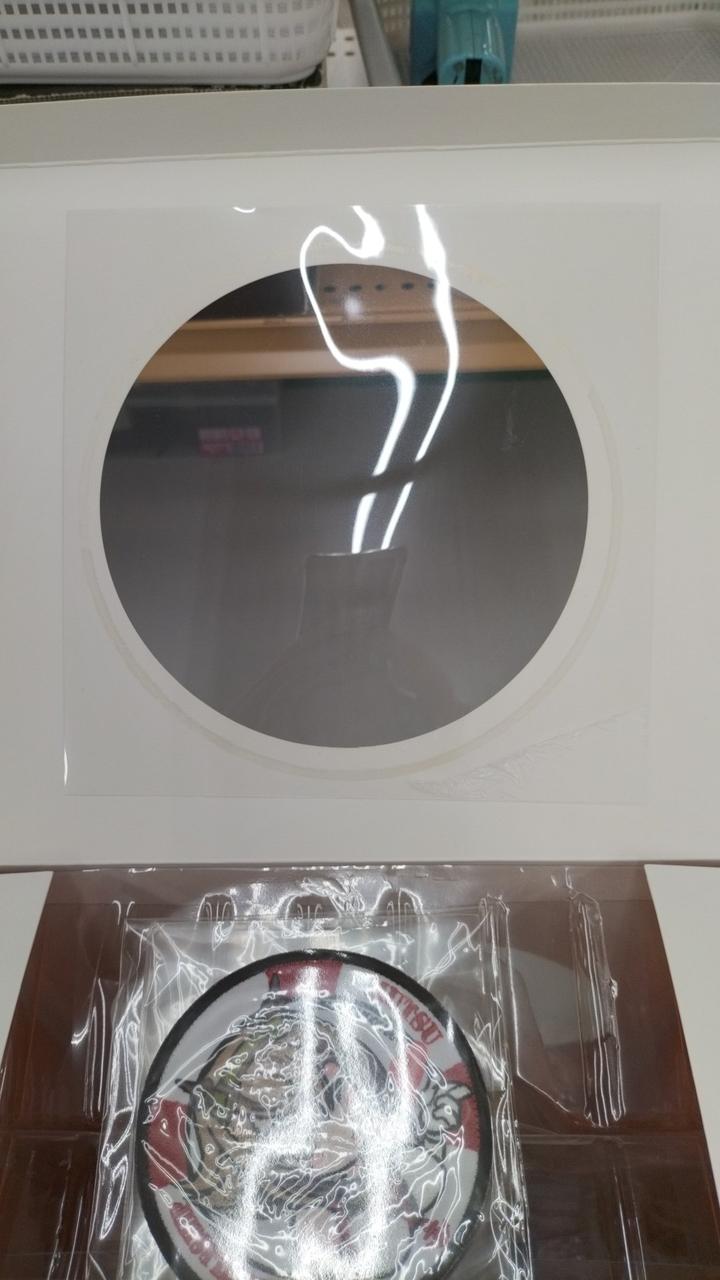 上の窓のり剥がれ有り