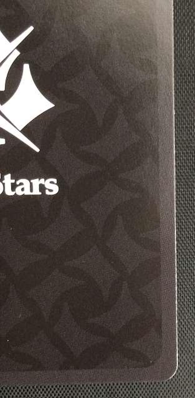 フチの裁断が荒く白欠けになっています