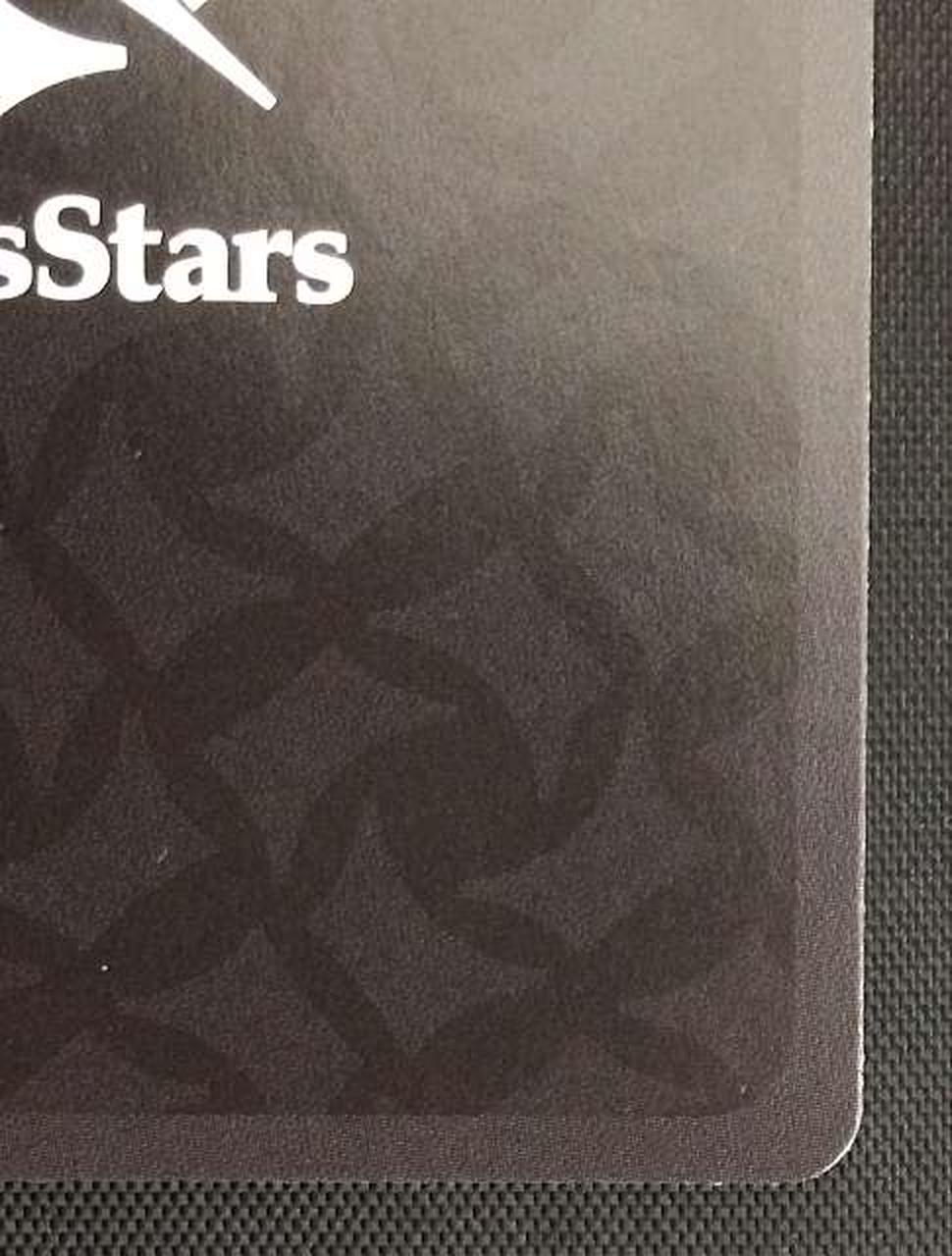 フチの裁断が荒く白欠けになっています