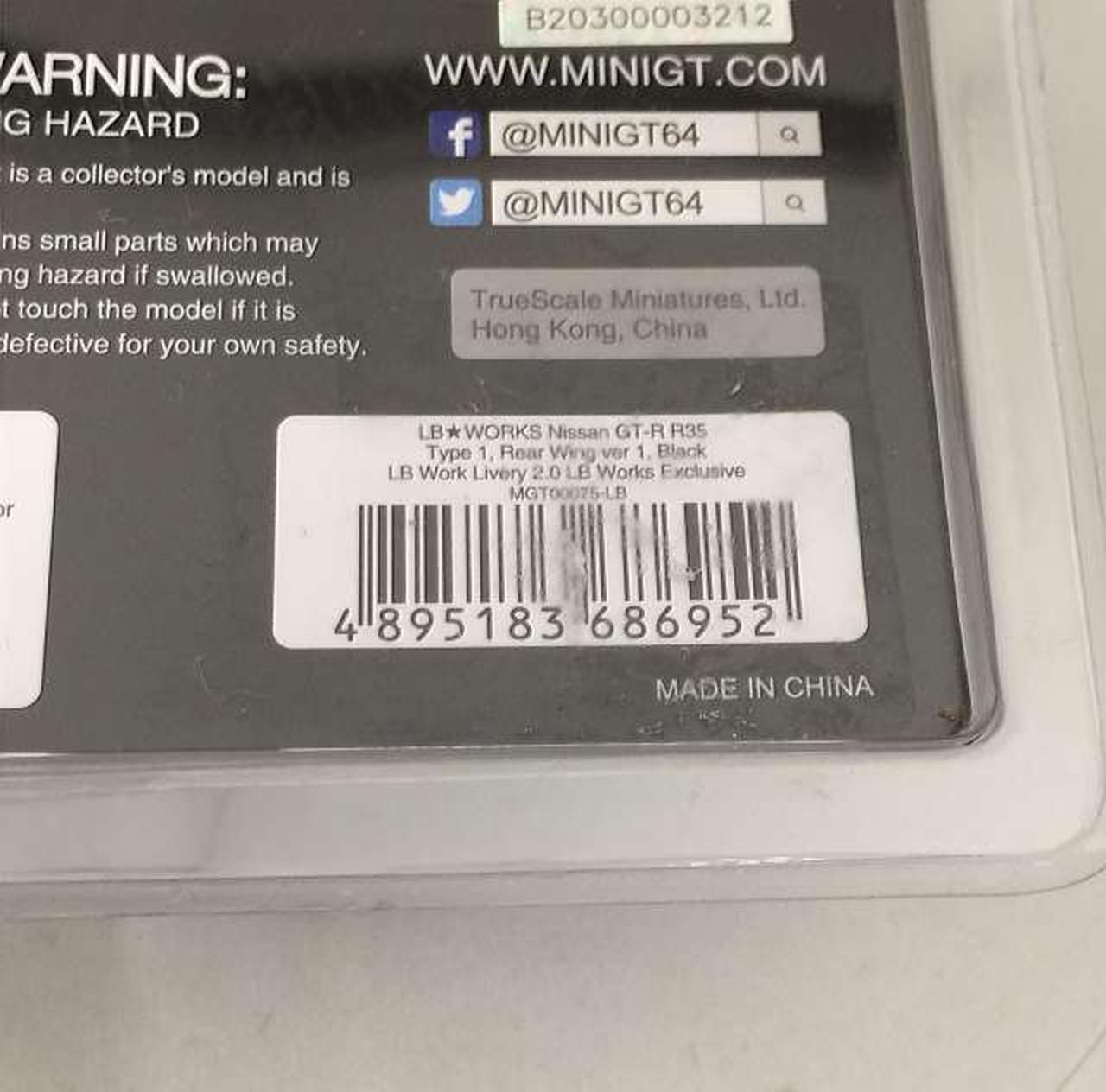 シールをはがした跡があります。