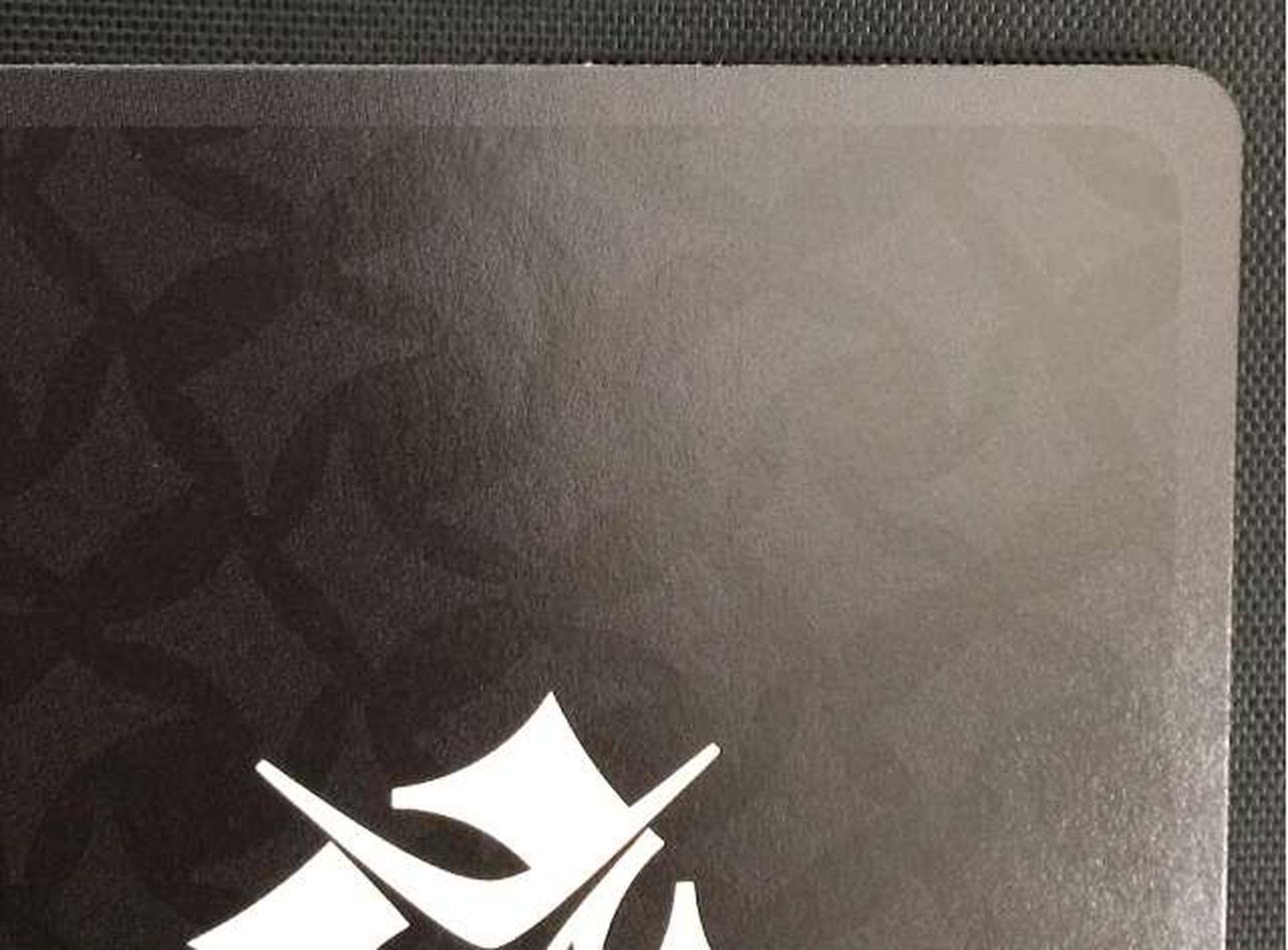 フチの裁断が荒く白欠けになっています