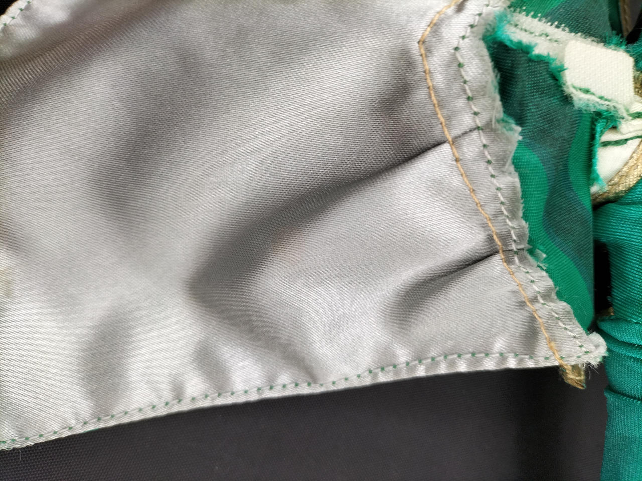 商品全体に傷・汚れ・ほつれ有り。