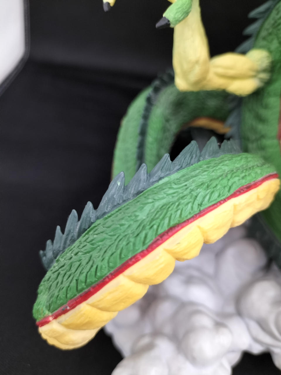 成形時のキズ含む、細かなキズ有り。