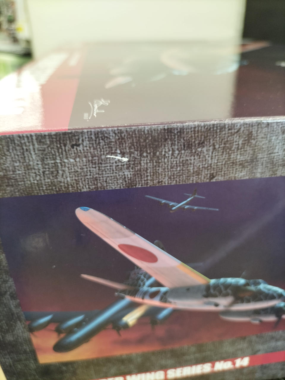 箱全体に色褪せ・ダメージ有り。