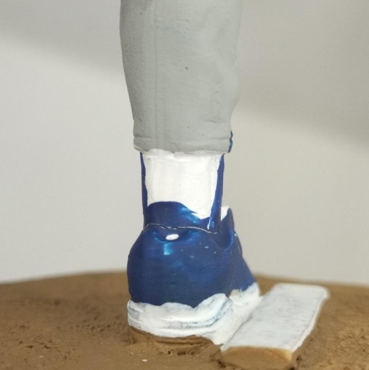 写真の足部分全体的にひび割れてます