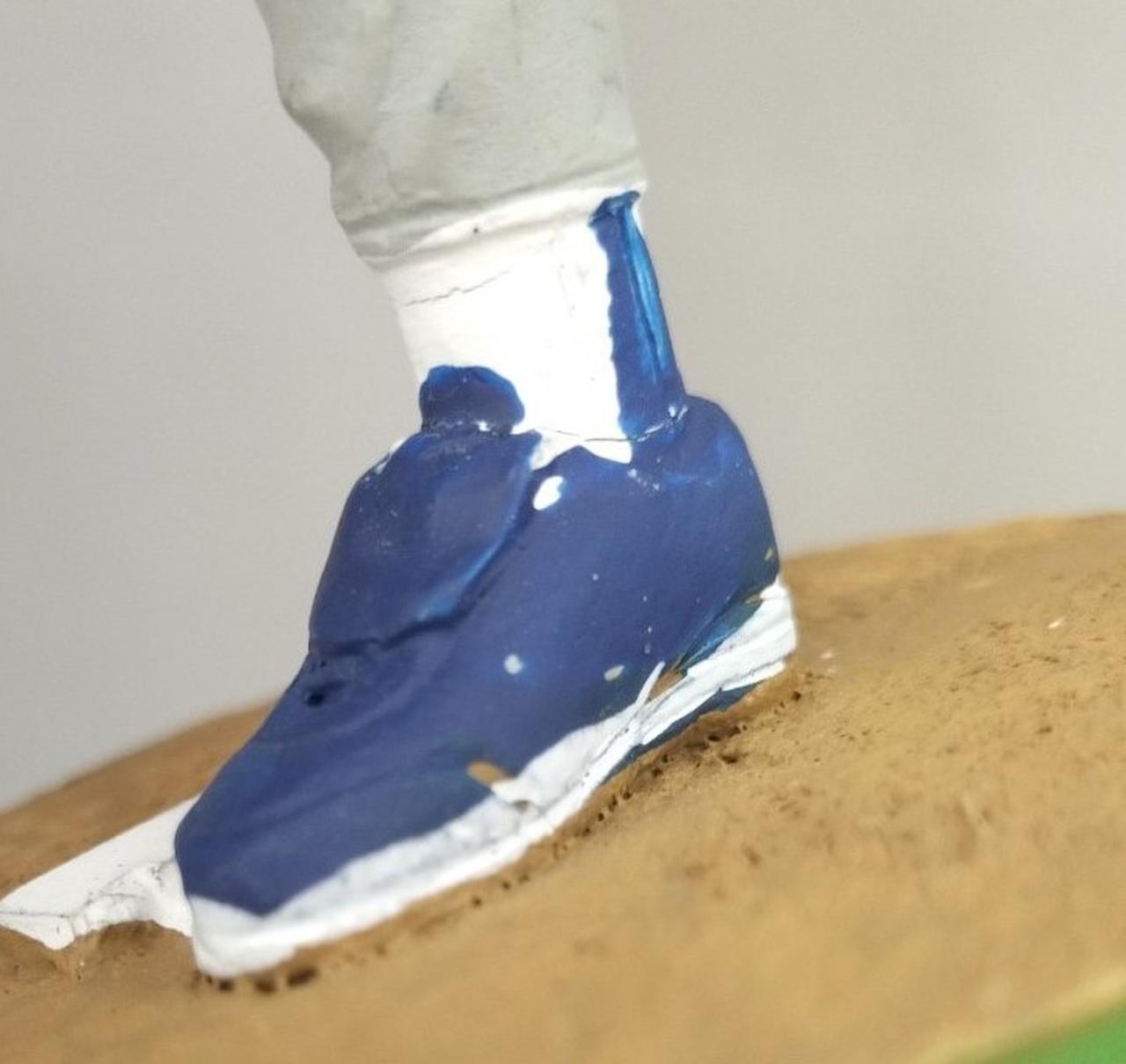 写真の足部分全体的にひび割れてます