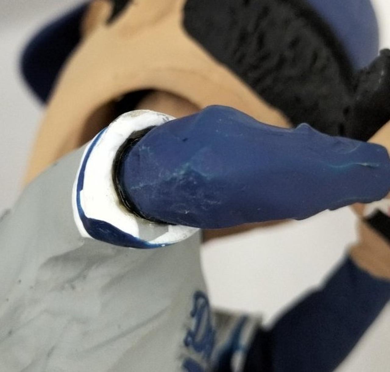 仕様か不明ですが、腕に接着跡有り