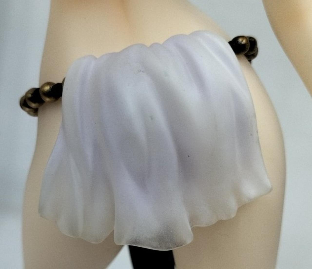 白い部分に黒い汚れ、傷、塗装剥げ有り