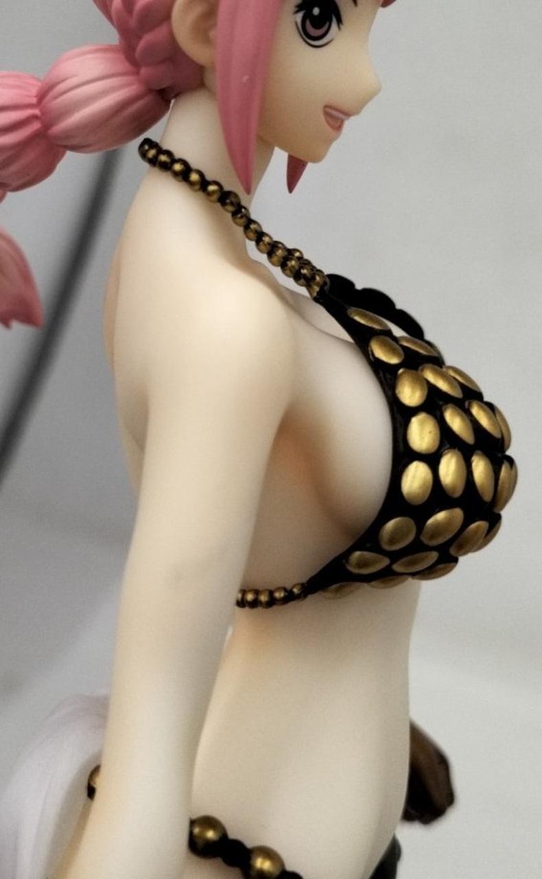 髪の毛に傷、腕に黒い汚れ有り