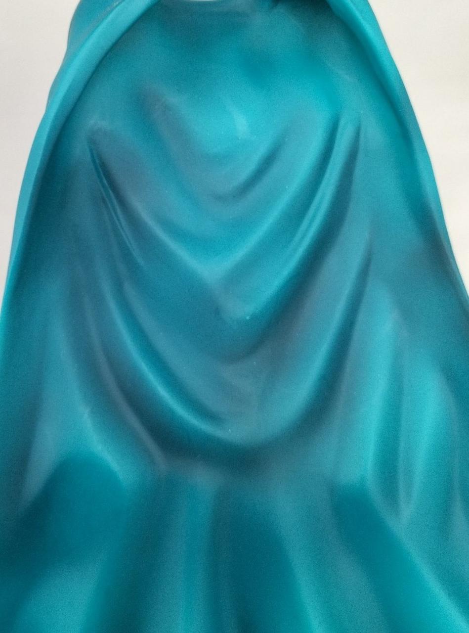 マントには写真の様な傷が他の箇所にも有