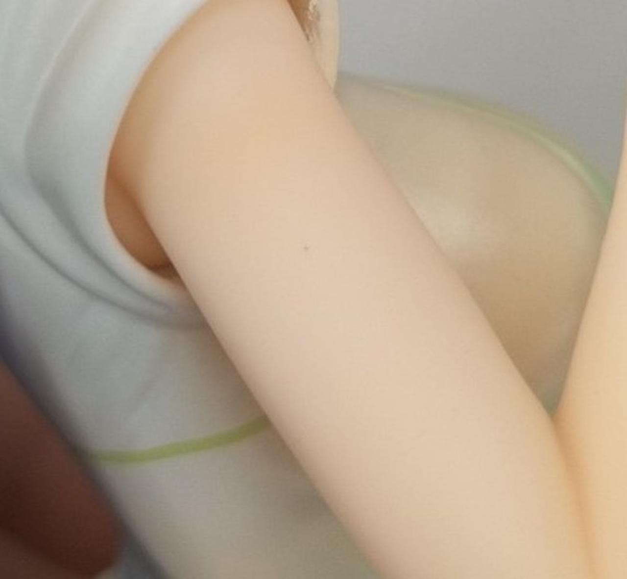 小さな黒い点有り