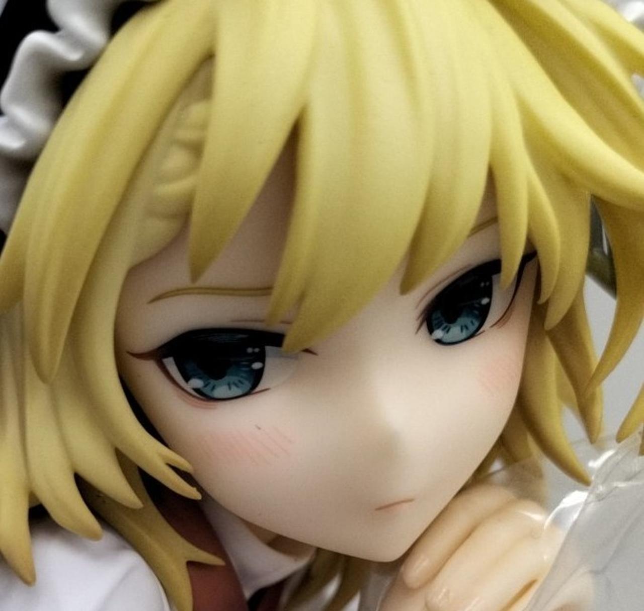 顔に小さな黒い汚れ有り