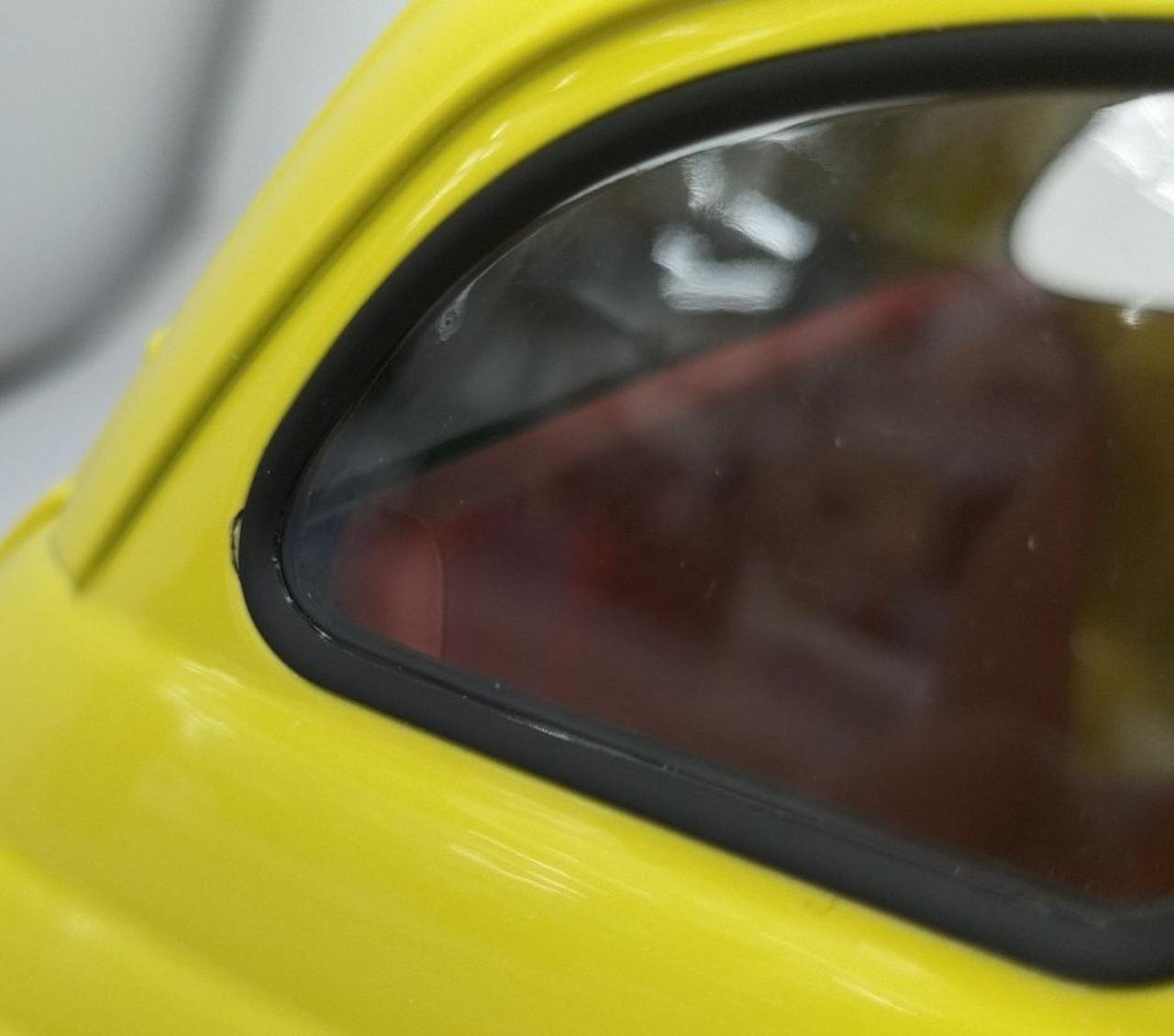 サイドガラスに薄い傷、縁左側にダメージ有