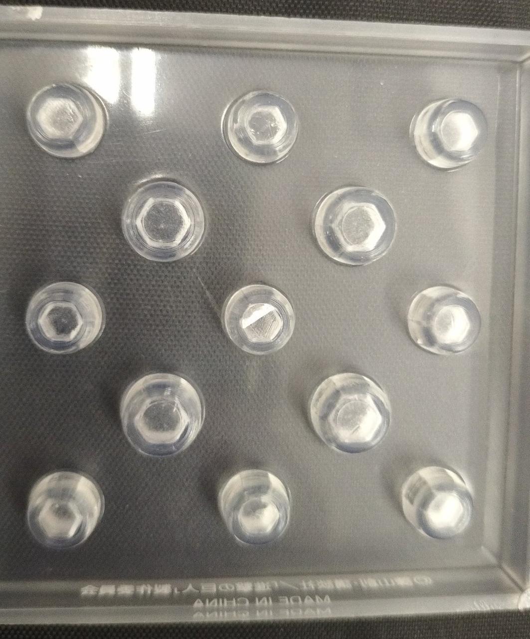 台座にダメージ、傷有り