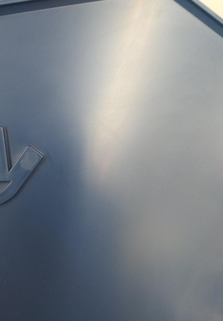 光にあてると薄い傷有り