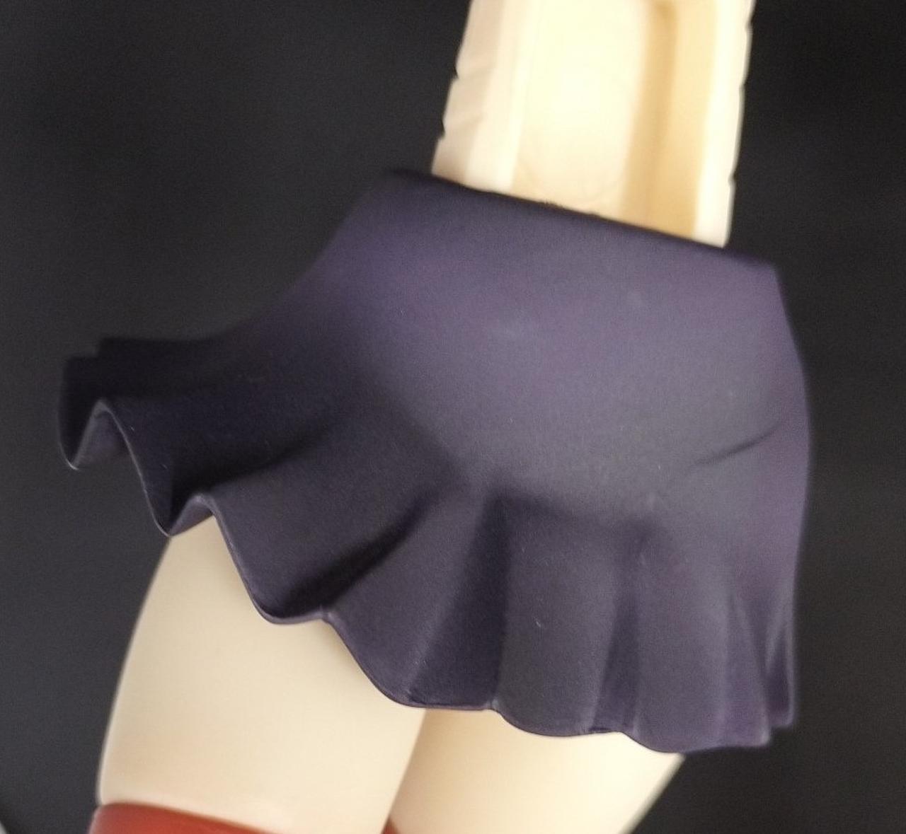 スカート裏表に複数傷有り