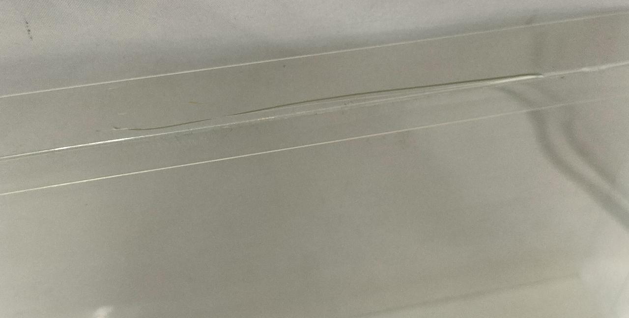 プラケースに傷・亀裂などダメージ有り。