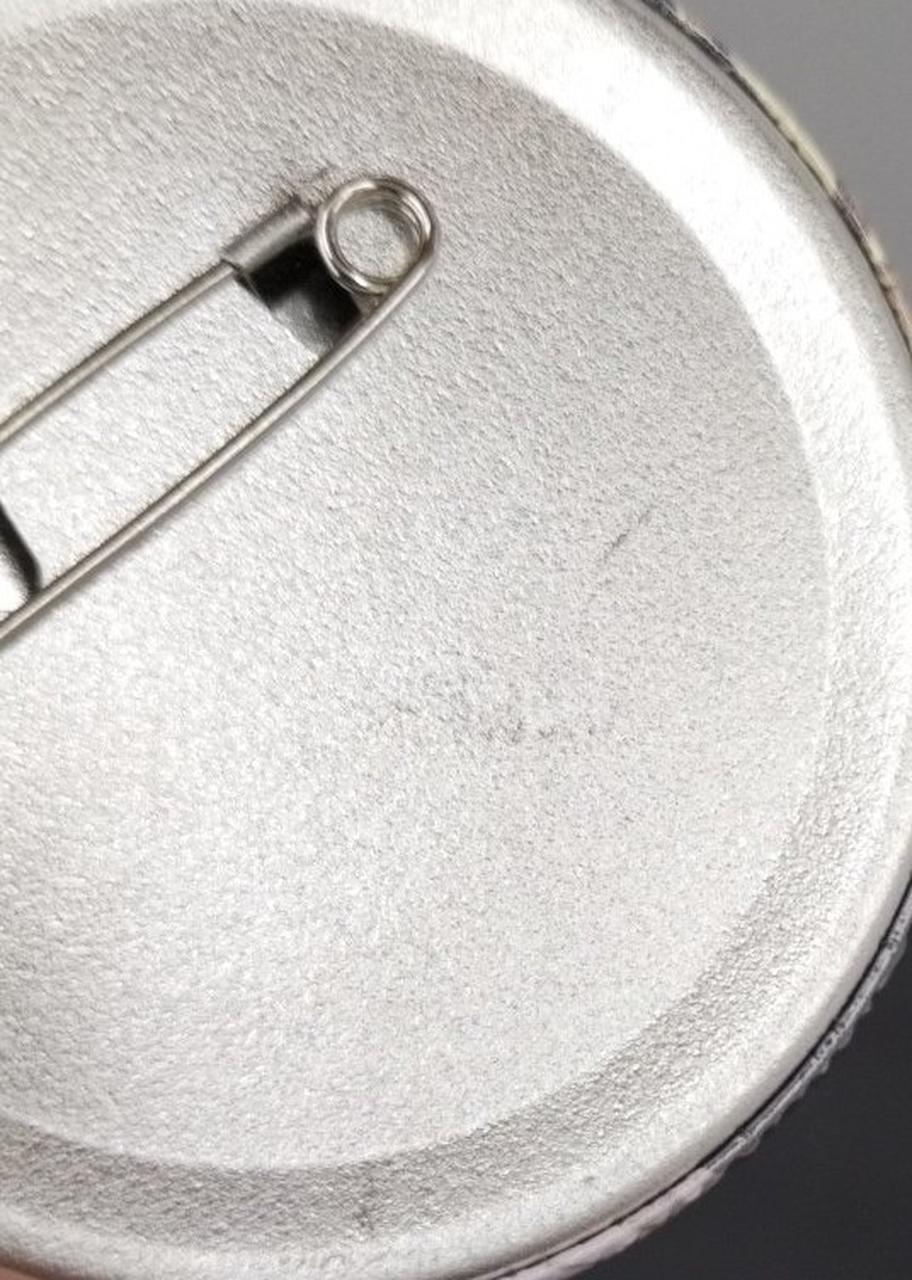 缶バッジ裏、傷有り