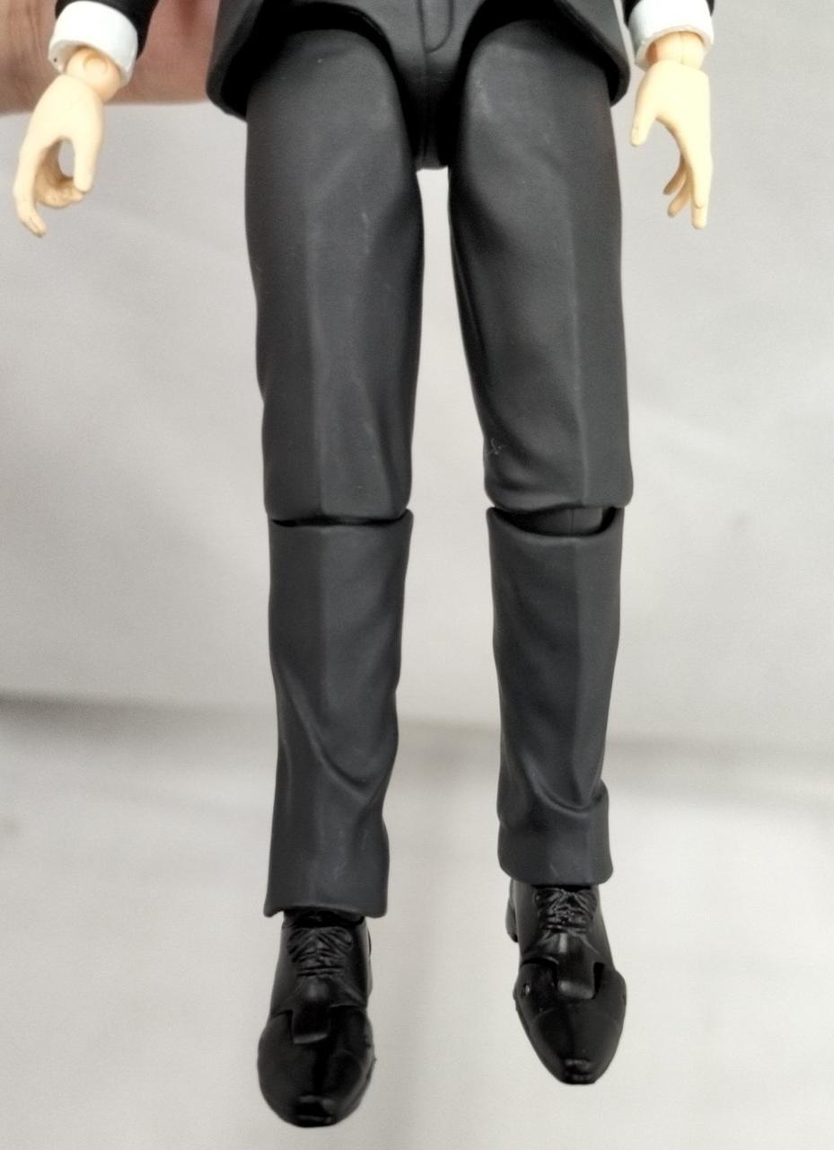 スーツ全体薄傷、他の箇所も写真の様な傷有